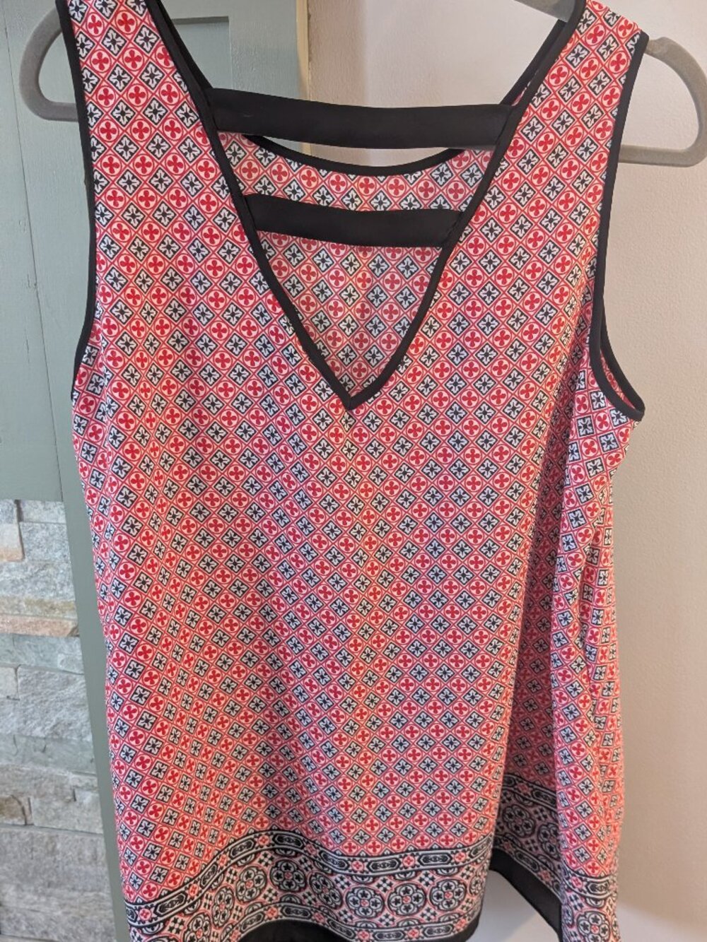 New Directions Red/Black V-Neck Sleeveless Top - Like New - Size L